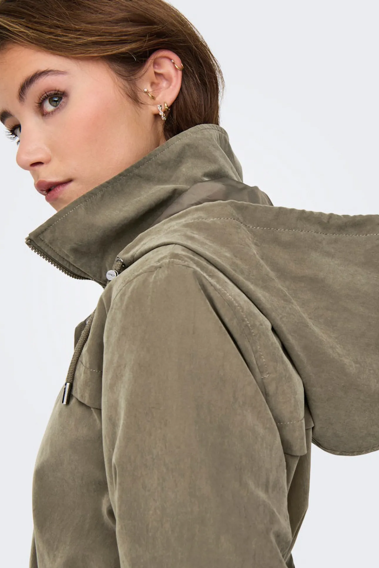 Parka corta con capucha