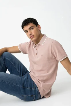 Polo de piqu&eacute; detalle en relieve