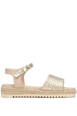 Sandalia casual con hebilla