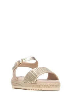 Sandalia casual con hebilla