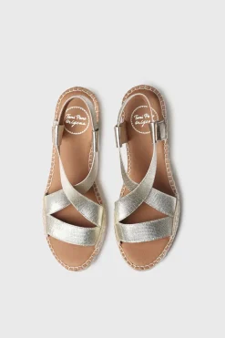 Sandalia de cu&ntilde;a metalizada con tiraselasticas