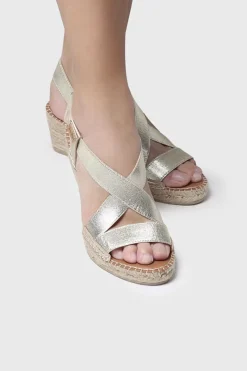 Sandalia de cu&ntilde;a metalizada con tiraselasticas