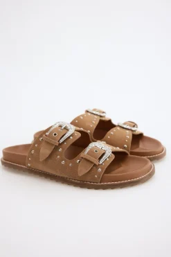 Sandalia piel tachuelas