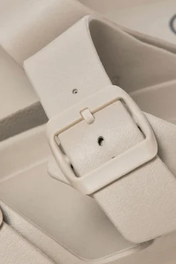 Sandalias con hebillas