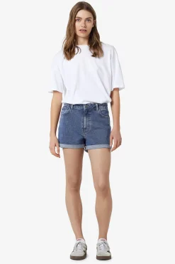 Short vaquero b&aacute;sico con dobladillo de cinco bolsillos.