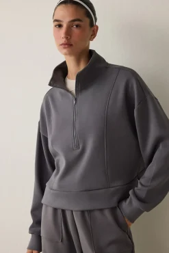 Sudadera con media cremallera y tacto sedoso.