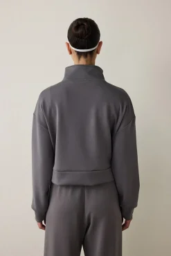 Sudadera con media cremallera y tacto sedoso.