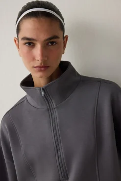 Sudadera con media cremallera y tacto sedoso.