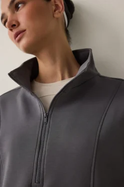 Sudadera con media cremallera y tacto sedoso.
