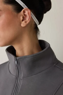 Sudadera con media cremallera y tacto sedoso.