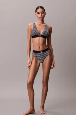 Sujetador triangular preformado