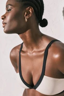 Top bikini triangular blanco semi brillante