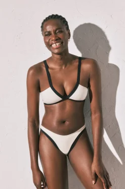 Top bikini triangular blanco semi brillante