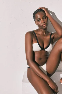 Top bikini triangular blanco semi brillante