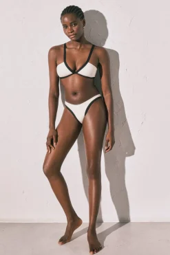 Top bikini triangular blanco semi brillante