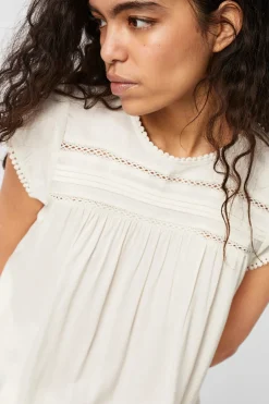 Top de manga corta con detalle de encaje