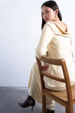 Top de manga larga satinado.