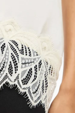 Top lencero satinado con encaje