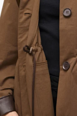 Trench largo con cuello y pu&ntilde;os de polipiel