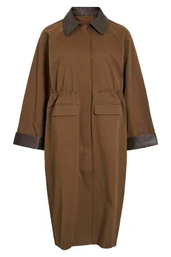 Trench largo con cuello y pu&ntilde;os de polipiel