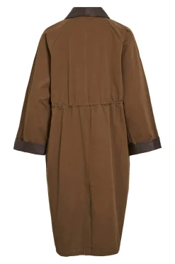 Trench largo con cuello y pu&ntilde;os de polipiel