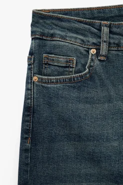 Vaquero acampanado desde la rodilla