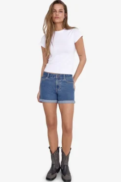 Vaquero corto b&aacute;sico con dobladillo
