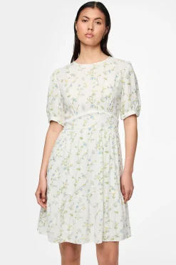 Vestido corto cuello cerrado