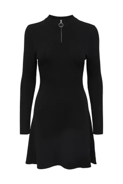 Vestido corto de canal&eacute; con vuelo