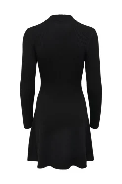 Vestido corto de canal&eacute; con vuelo