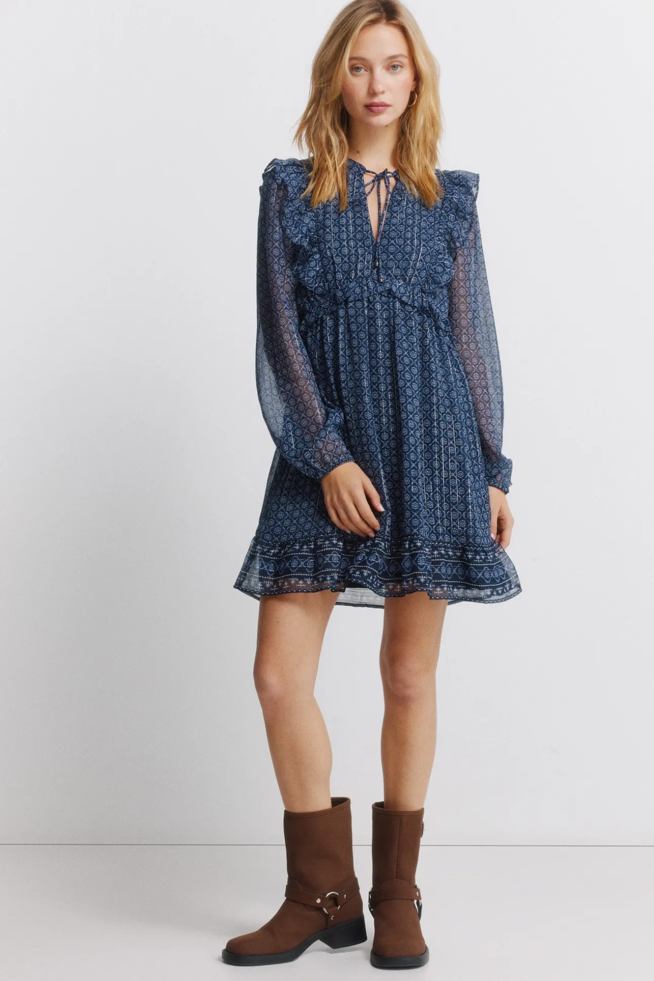 Vestido corto de manga larga volantes