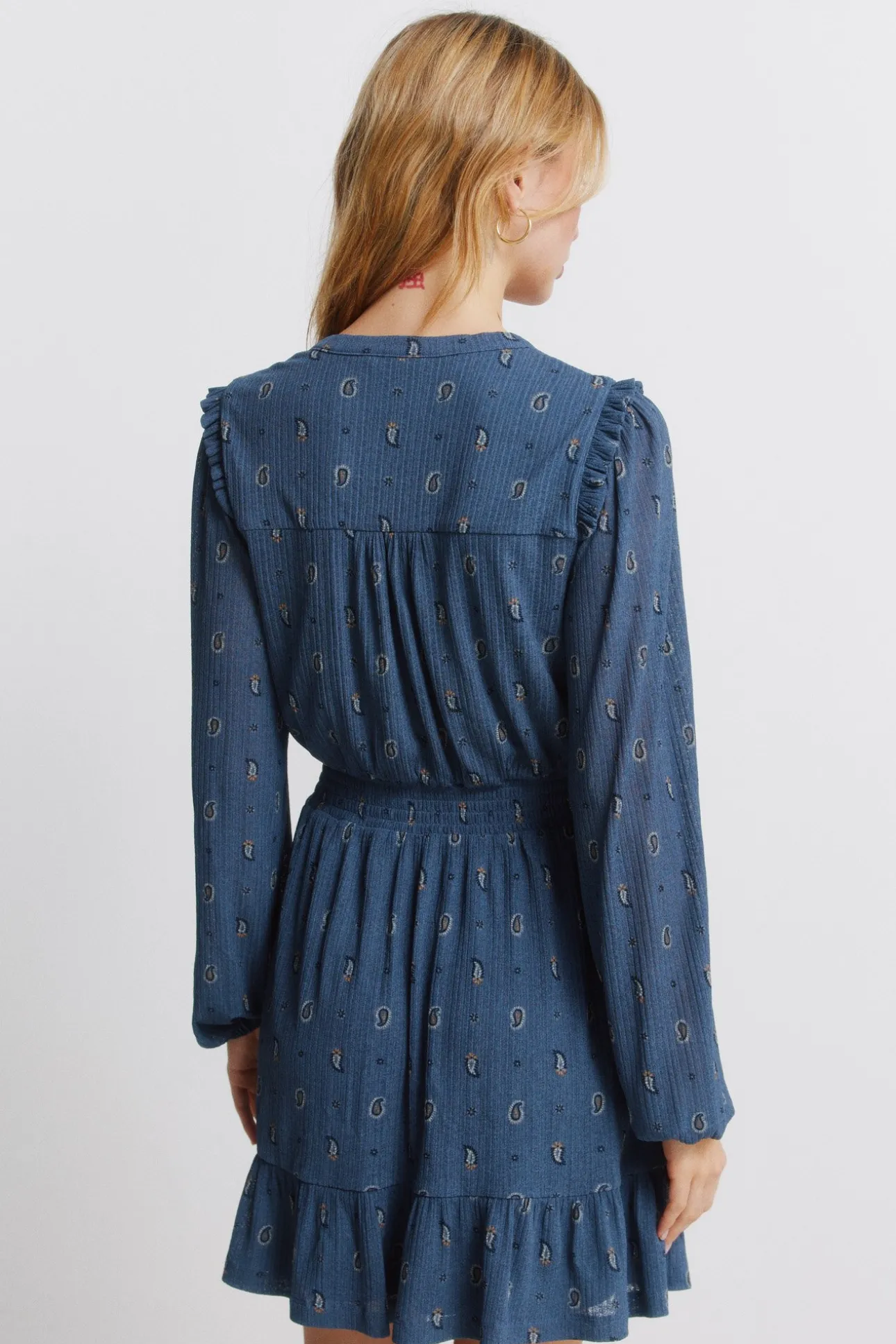 Vestido corto de manga larga volantes