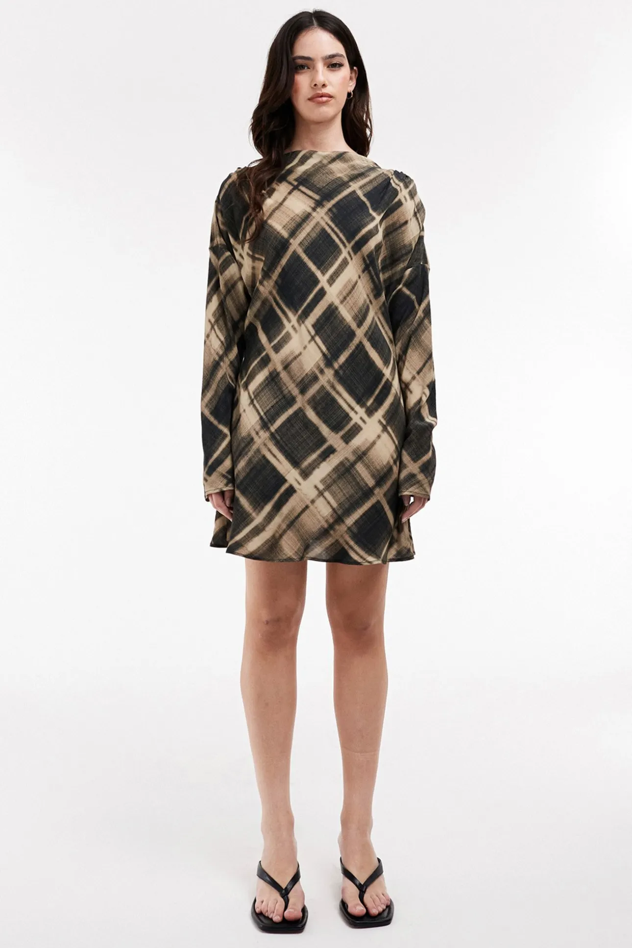 Vestido corto de manga larga.