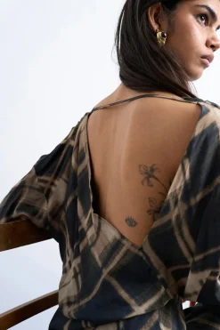 Vestido corto de manga larga.