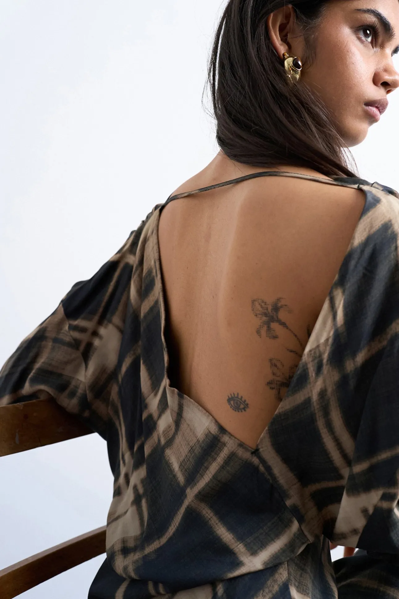 Vestido corto de manga larga.