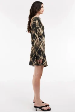 Vestido corto de manga larga.