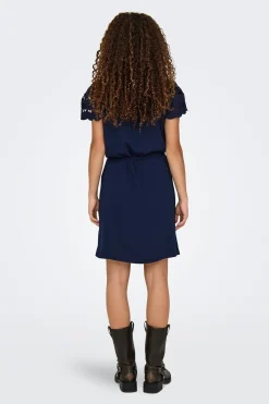 Vestido corto detalle encaje