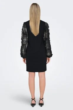 Vestido corto detalle floral