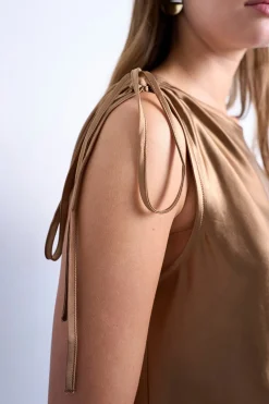 Vestido corto manga asim&eacute;trica