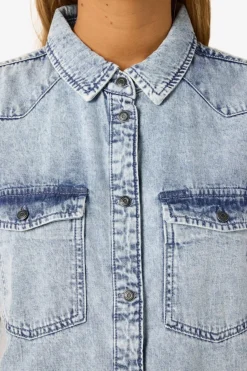 Vestido corto vaquero con manga corta, cuello y bolsillos frontales