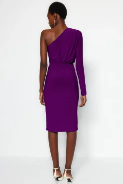 Vestido de punto midi con hombro descubierto