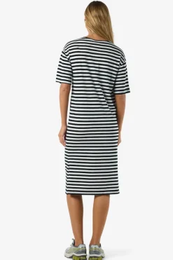 Vestido estilo camiseta midi de manga corta