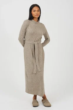 Vestido largo con cintur&oacute;n