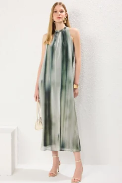 Vestido maxi flu&iacute;do