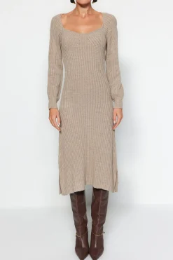 Vestido midi con escote coraz&oacute;n