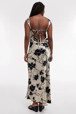 Vestido midi de cuello redondo y manga sisa