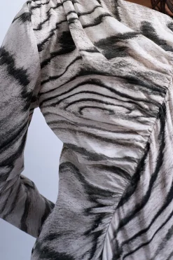 Vestido mini asim&eacute;trico