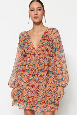 Vestido mini flu&iacute;do cuello pico