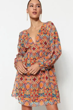 Vestido mini flu&iacute;do cuello pico