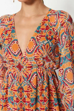 Vestido mini flu&iacute;do cuello pico